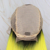 Geel met zwarte pruik