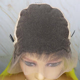 Geel met zwarte pruik